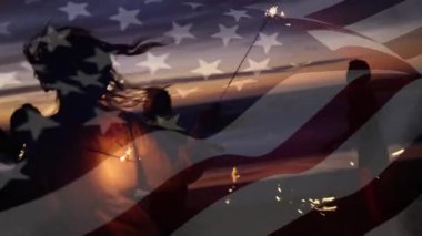 Çok ırklı arkadaş grubunun elinde maytap salladığı Amerikan bayrağının animasyonu. Amerika Birleşik Devletleri bayrağı ve tatil konsepti dijital kompozisyon