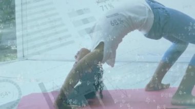 Animasyon grafikleri, veriler ve istatistikler karışık ırk kızlarının egzersizleriyle ilgili. Halk sağlığı salgını Coronavirüs Covid 19 sosyal uzaklık ve karantina tecrit kavramı dijital compo