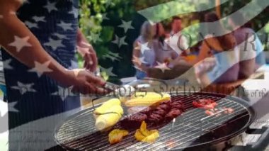 Amerikan bayrağının ABD Anayasası metniyle sallanışı bahçede barbekü yapan bir grup beyaz arkadaşın üzerinden geçiyor. Amerika Birleşik Devletleri bayrağı ve tatil konsepti dijital kompozisyon