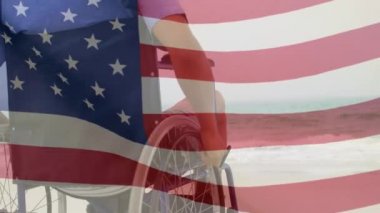 Sahilde tekerlekli sandalyede oturan melez bir ırkın üzerinde bayrak sallayan Amerikan bayrağının canlandırması. Amerika Birleşik Devletleri bayrağı ve tatil konsepti dijital kompozisyon