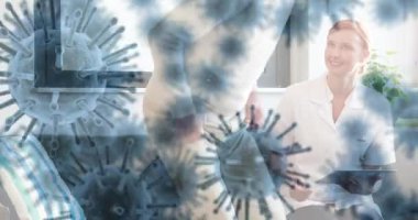 Makro Covid-19 hücrelerinin animasyonu beyaz yaşlı bir adamın üzerinde yüzüyor, dijital tablet kullanarak beyaz kadın doktorla konuşuyor. Coronavirus Covid-19 pandemik konsept dijital bileşik