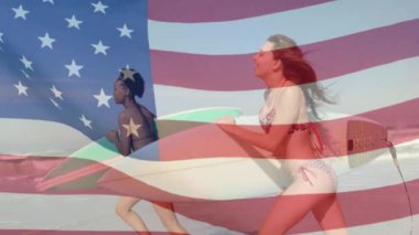 Beyaz ve melez kadınların sörf tahtalarıyla sahilde koşuşturduğu Amerikan bayrağının animasyonu. Amerika Birleşik Devletleri bayrağı ve tatil konsepti dijital kompozisyon