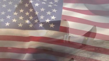 Amerikan bayrağının uzanan kişinin üzerinde dalgalanması. Amerika Birleşik Devletleri bayrağı ve tatil konsepti dijital kompozisyon