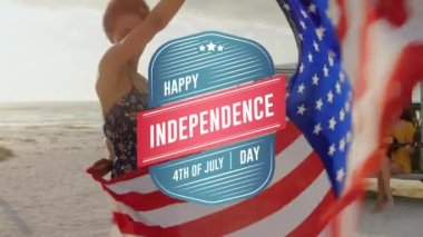 Bağımsızlık Günü Animasyonu arka planda arkadaşlarıyla birlikte Amerikan bayrağı sallayan melez bir kadın hakkında mesaj attı. Amerika Birleşik Devletleri bayrağı ve tatil konsepti dijital kompozisyon