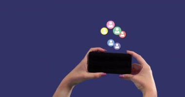 Mavi arka planda yüzen sosyal simgeler yerine akıllı telefon kullanan birinin animasyonu. Küresel ekonomi ve teknoloji kavramı dijital kompozit