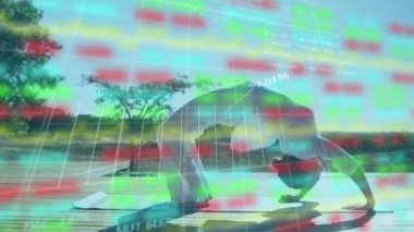 Beyaz kadın esneme hareketleri üzerinde veri oluşturan grafik animasyonu. Halk sağlığı salgını Coronavirüs Covid 19 sosyal uzaklık ve karantina tecrit konsepti dijital kompozit