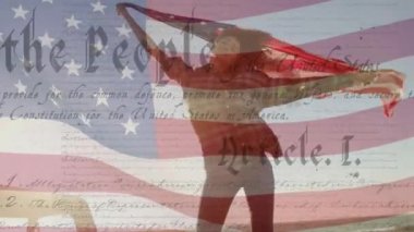 Amerikan Anayasası 'nın Amerikan bayrağını sallayan animasyonu Amerikan bayrağını taşıyan melez bir kadının üzerinde sallanıyor. Amerika Birleşik Devletleri bayrağı ve tatil konsepti dijital kompozisyon