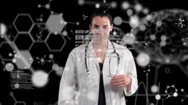 Veri işleme üzerine beyaz kadın doktor animasyonu, yüzen insan beyni modelleri.