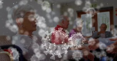 Kafkasyalı üst düzey kadın ve erkeklerin hemşirelerle konuştuğu makro Covid-19 hücrelerinin animasyonu. Coronavirus Covid-19 pandemik konsept dijital bileşik