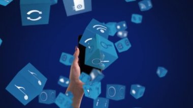 Sosyal simgeleri düşen mavi küplü akıllı telefon kullanan birinin animasyonu. Küresel ekonomi ve teknoloji kavramı dijital kompozit