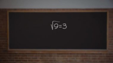 Tahtanın üzerinde yüzen matematik denklemleri ve formüllerin animasyonu. Bilim ve araştırma konsepti dijital olarak oluşturuldu