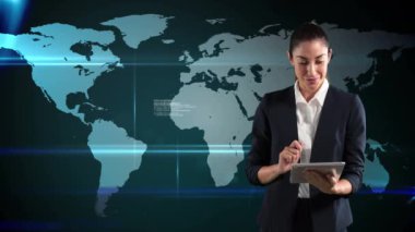 Beyaz kadının dünya haritası üzerinde tablet kullanarak sosyal simgeler ve daireler çizdiği animasyon.. 