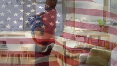 Amerikan Anayasası 'nın, oğluyla oynayan melez bir adamın üzerinde dalgalanan Amerikan bayrağının animasyonu. Amerika Birleşik Devletleri bayrağı ve tatil konsepti dijital kompozisyon