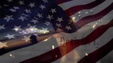 Amerikan bayrağının ABD Anayasası metniyle sallanışı, elinde maytap tutan beyaz bir kadının üzerine yuvarlanıyor..