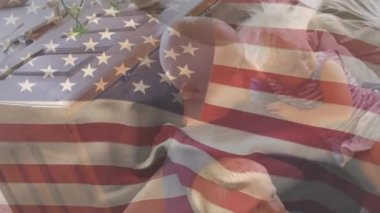 Amerikan bayrağının çocuklarıyla birlikte kanepede oturan beyaz adamın üzerinde dalgalanması. Amerika Birleşik Devletleri bayrağı ve tatil konsepti dijital kompozisyon