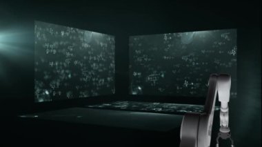 Matematiksel denklemlerin yüzdüğünü gösteren üç ekranın üzerinde ampul tutan bir robot kolu animasyonu. Bilim ve araştırma konsepti dijital olarak oluşturuldu