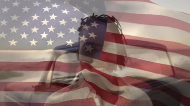 Amerikan bayrağının bir arabanın yanında durup kameraya bakan Afro-Amerikan kadını animajı. Amerika Birleşik Devletleri bayrağı ve tatil konsepti dijital kompozisyon