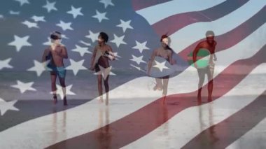 Sahilde yürüyen, elinde sörf tahtası olan çok ırklı arkadaş grubunun üzerinde Amerikan bayrağının dalgalanması. Amerika Birleşik Devletleri bayrağı ve tatil konsepti dijital kompozisyon