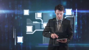 Beyaz adamın mikro işlemci bağlantıları yerine tablet kullanmasının animasyonu. Küresel ekonomi ve teknoloji kavramı dijital kompozit