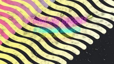 Dört renkli neon kelimenin animasyonu. Siyah arka planda Evde Kalın. Halk sağlığı salgını Coronavirüs Covid 19 sosyal mesafe ve karantina konsept dijitasında kendini izolasyon