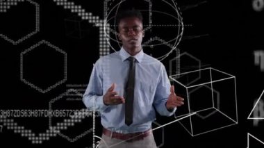 Şekiller ve matematiksel denklemler üzerinde konuşan Afrikalı Amerikalı adamın animasyonu. Küresel ekonomi ve teknoloji kavramı dijital kompozit