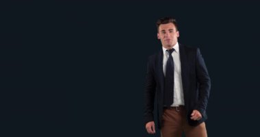 Siyah arka planda konuşan beyaz adamın animasyonu. Küresel ekonomi ve teknoloji kavramı dijital kompozit