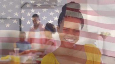 Arka planda ailesi olan melez bir kadının kameraya baktığı Amerikan bayrağının animajı. Amerika Birleşik Devletleri bayrağı ve tatil konsepti dijital kompozisyon