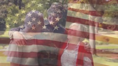 Beyaz askerin bayrağını sallayarak kıdemli çifti kucakladığı animasyon. Amerika Birleşik Devletleri bayrağı ve tatil konsepti dijital kompozisyon