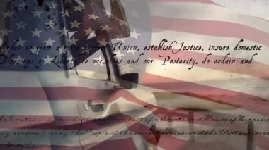 Amerikan bayraklarının ABD anayasası metinleriyle dalgalanması bir arabanın camından sarkan ayaklar üzerinde sallanıyor. Amerika Birleşik Devletleri bayrağı ve tatil konsepti dijital kompozisyon