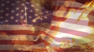 Kafkasyalı bir adamın kamp ateşinde lokum kızarttığı Amerikan bayrağının animasyonu. Amerika Birleşik Devletleri bayrağı ve tatil konsepti dijital kompozisyon
