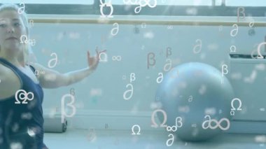 Kafkas kadınının meditasyon yaparken üzerinde yüzen matematiksel sembollerin animasyonu. Halk sağlığı salgını Coronavirüs Covid 19 sosyal mesafe ve karantina tecrit konsepti dijital kombinasyonunda kişisel izolasyon