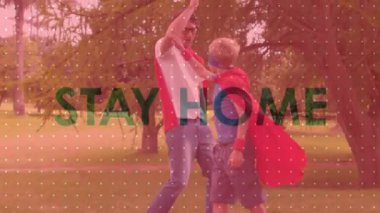 Beyaz adam ve pelerinli çocuk üzerine sosyal mesafeli mesajın animasyonu. Kamu sağlığı salgını Coronavirüs Covid 19 sosyal uzaklık ve karantina tecrit kavramı dijital