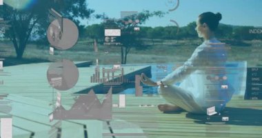 Beyaz kadın meditasyonu ile ilgili grafik, veri ve istatistiklerin animasyonu. Halk sağlığı salgını Coronavirüs Covid 19 sosyal mesafe ve karantina tecrit kavramında kendini izole etme