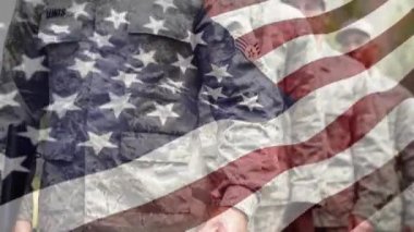 Sıraya dizilmiş, silah tutan çok ırklı bir grup askerin üzerinde Amerikan bayrağının dalgalanması. Amerika Birleşik Devletleri bayrağı ve tatil konsepti dijital kompozisyon