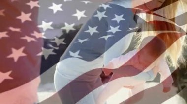 Beyaz kadının bebeğiyle oynadığı Amerikan bayrağının animasyonu. Amerika Birleşik Devletleri bayrağı ve tatil konsepti dijital kompozisyon