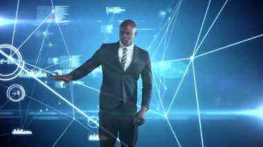 İstatistik ve grafiklerle bağlantı ağı üzerinden 3 boyutlu ekran kullanan Afrikalı Amerikalı adamın animasyonu. 