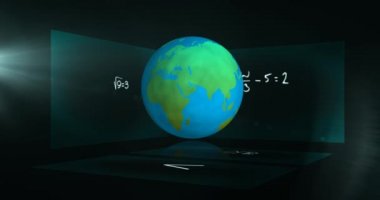 Yüzen matematiksel denklemleri gösteren üç ekranın üzerinde dönen bir küre animasyonu. Bilim ve araştırma konsepti dijital olarak oluşturuldu