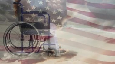 Sahilde tekerlekli sandalyede oturan beyaz bir kadının üzerinde Amerikan bayrağının dalgalanması. Amerika Birleşik Devletleri bayrağı ve tatil konsepti dijital kompozisyon