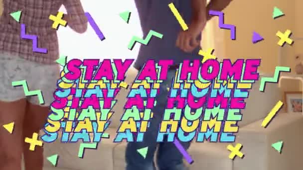 Animación Texto Colorido Stay Home Sobre Pareja Caucásica Sentada Sofá — Vídeos de Stock