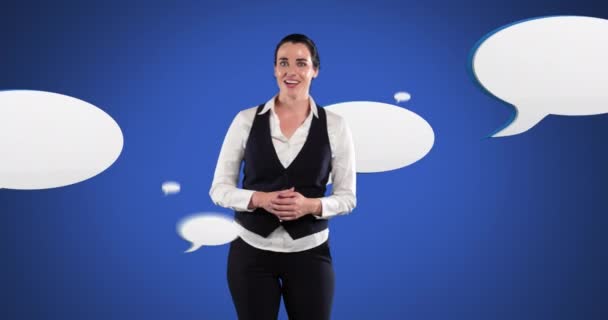 在蓝色背景下 白人女人在白人语言泡沫上说话的动画 全球经济和技术概念数字组合 — 图库视频影像