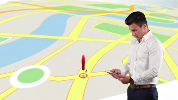 Animação Homem Caucasiano Usando Tablet Sobre Mapa Smartphone Conceito Global — Vídeo de Stock