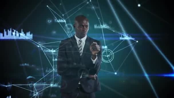 Statistik Veri Ile Bağlantı Ağı Üzerinden Boyutlu Ekran Kullanan Afrikalı — Stok video