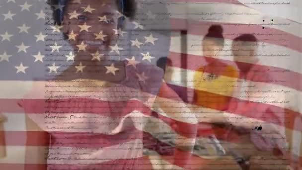 Animacja Flagi Usa Macha Tekstem Konstytucji Usa Toczenia Mieszane Rasy — Wideo stockowe