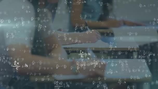 Animazione Equazioni Matematiche Formule Galleggianti Sopra Gli Studenti Che Scrivono — Video Stock