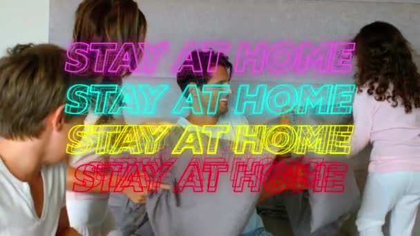 Animacja Czterech Linii Kolorowych Neonowych Słów Zostań Domu Nad Białą — Wideo stockowe