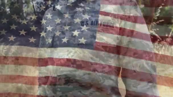 Animación Bandera Estados Unidos Ondeando Sobre Saludo Del Soldado Caucásico — Vídeos de Stock