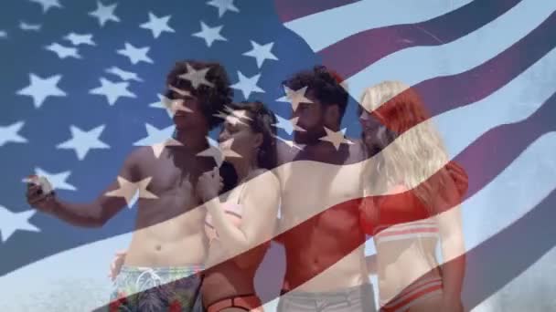 ビーチで自撮りをする多民族の友人たちに手を振っているアメリカ国旗のアニメーション 米国の国旗と休日のコンセプトデジタル組成物 — ストック動画