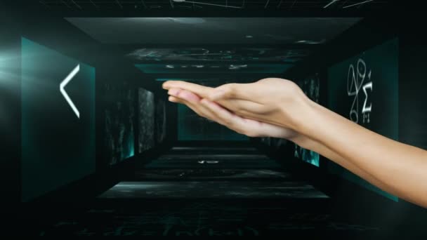 数学的方程式が浮かぶスクリーンで構成されたトンネルの上に回転する3D人間の脳モデルを持つ手のアニメーション 科学研究の概念デジタル生成された画像 — ストック動画