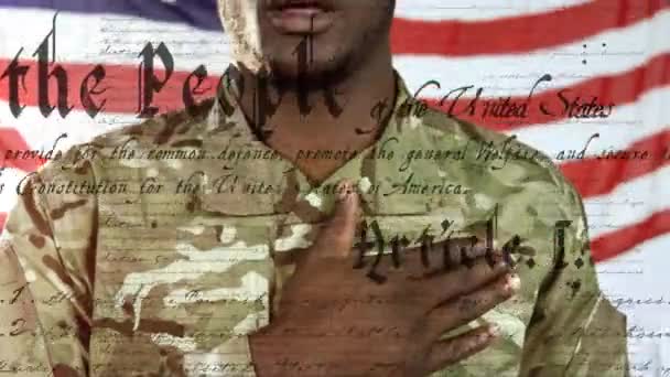 アフリカ系アメリカ人兵士達が国歌を歌う上で 合衆国憲法のテキストを振りながらアメリカ国旗のアニメーション 米国の国旗と休日のコンセプトデジタル組成物 — ストック動画