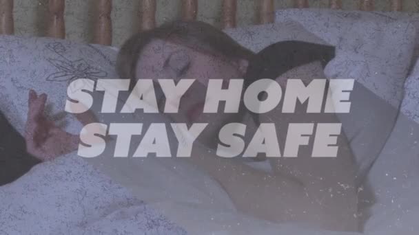 Animatie Van Tekst Stay Home Blijf Veilig Boven Kaukasische Vrouw — Stockvideo